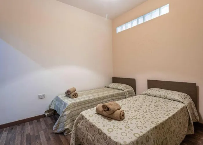 St Julians Seafront דירה *